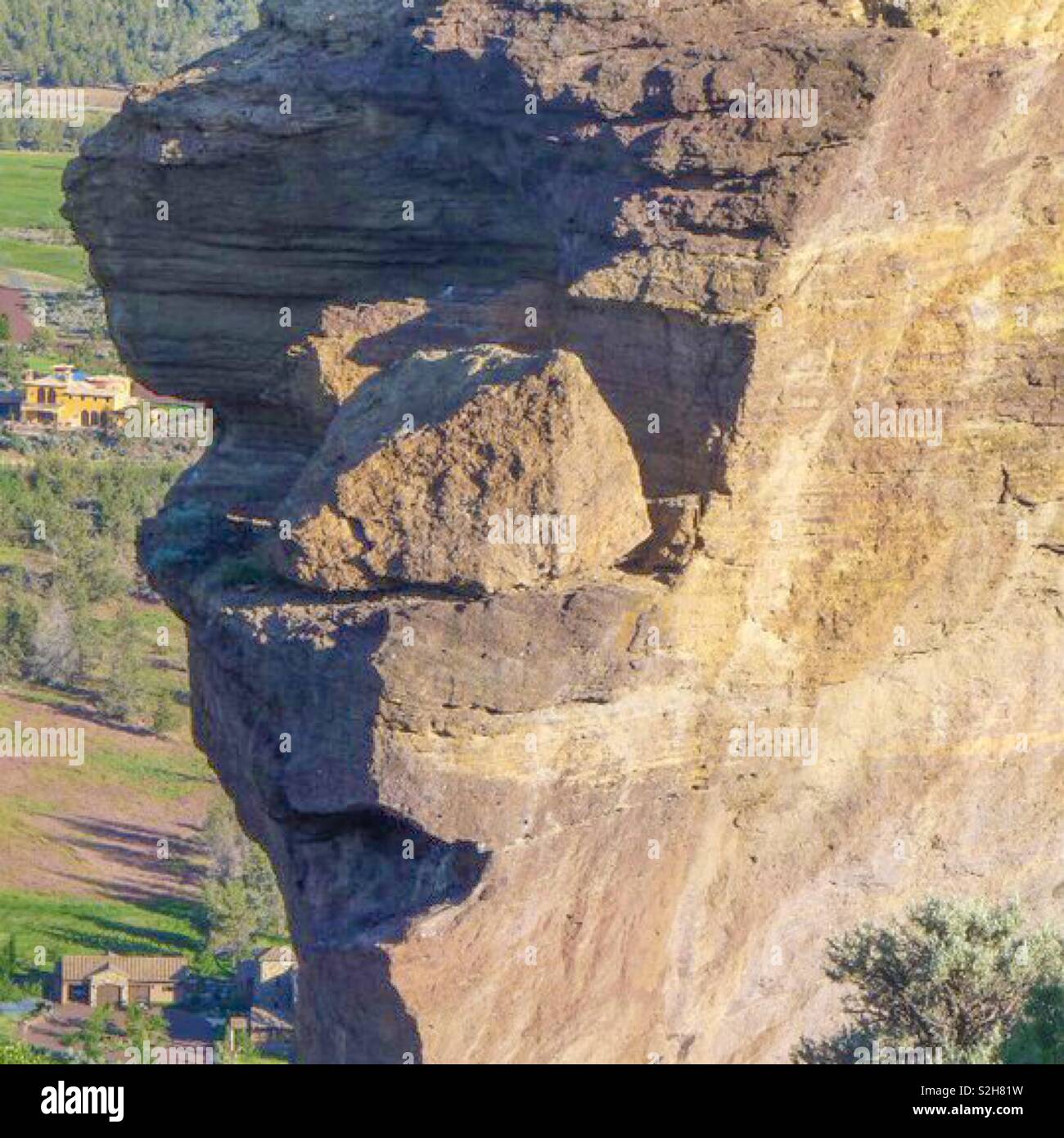Dieser Felsen heißt Affengesicht. Es ist bei Smith Rock State Park in Oregon. Stockfoto