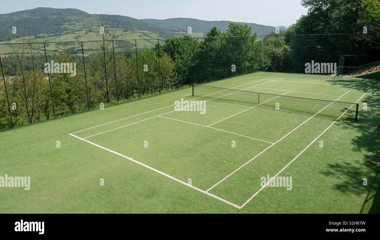 Tennisplatz im Freien auf den Hügeln des Latium, Italien Stockfoto