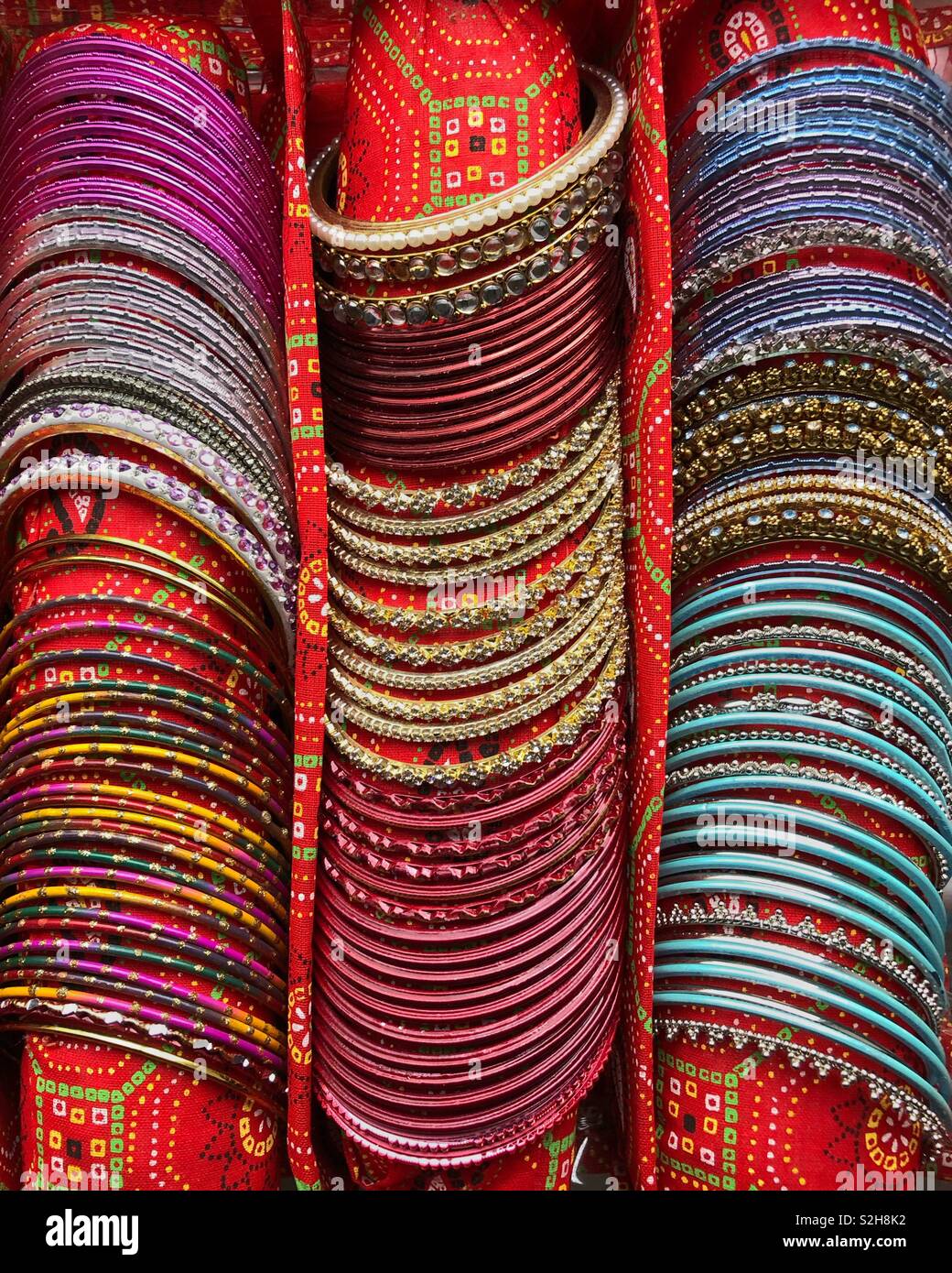 Bunte indische Armreifen in einem speziell angefertigten Tragetasche. Stockfoto