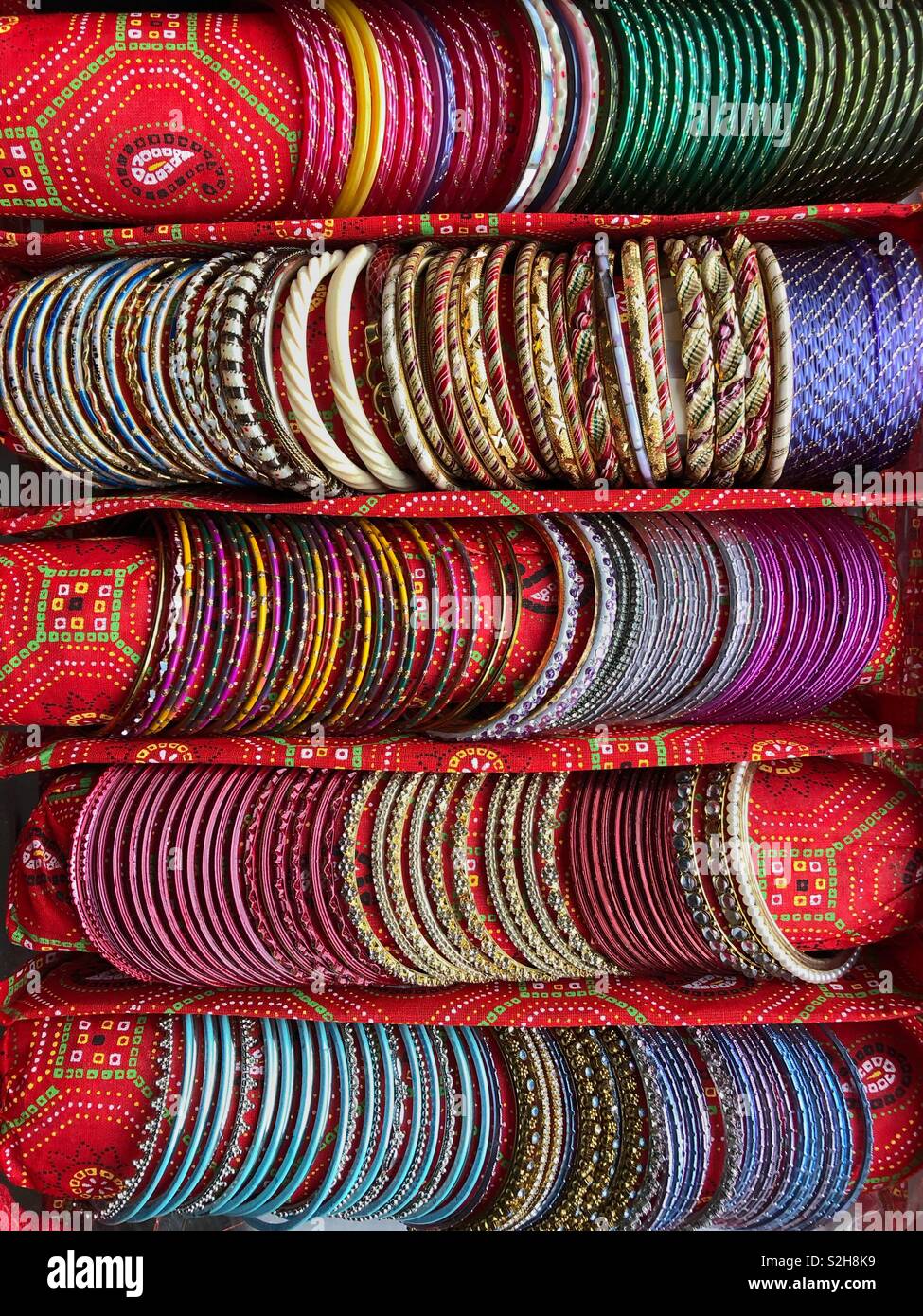 Reihen von bunten Indischen Armreifen in einem speziell angefertigten Tragetasche. Stockfoto