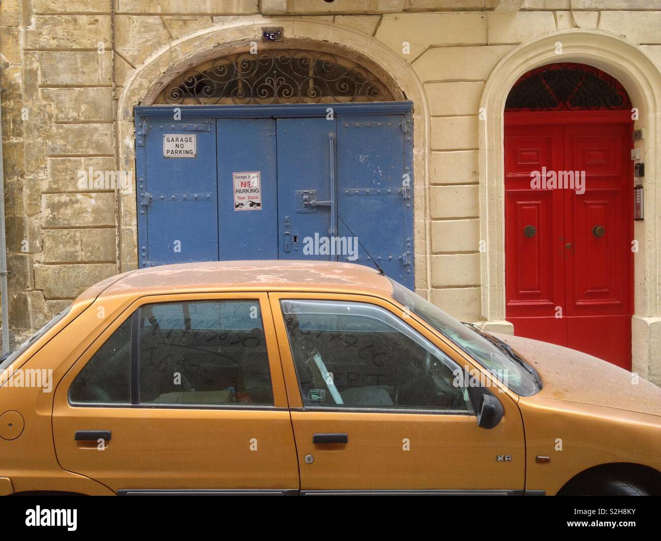 "Welchen Teil von keine Parkplätze haben Sie nicht verstanden?" Eine von vielen falsch geparkte Autos in der Altstadt von Valletta, Malta. - Smartphone-aufgenommenes Stockfoto