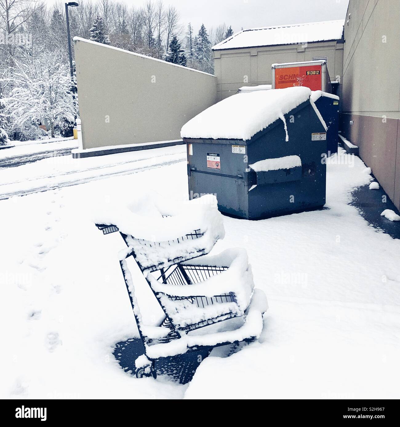 Hinter dem Einkaufszentrum im Winter - Smartphone-aufgenommenes Stockfoto