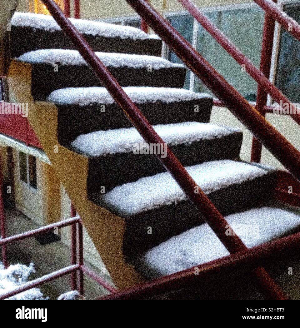Körnig Foto von Schnee bedeckt Treppenstufen in Seattle Apartment Gebäude Stockfoto