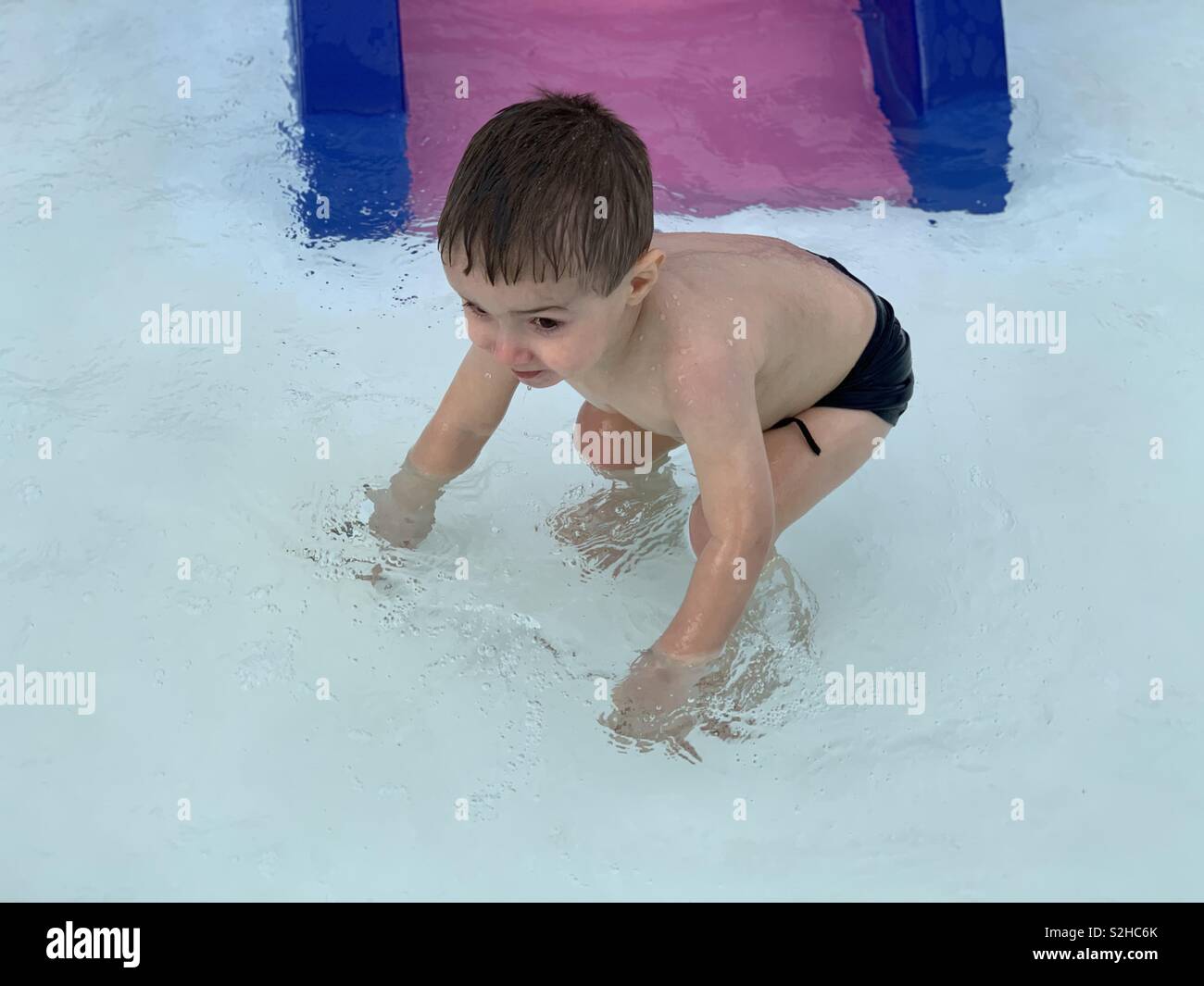 Little Boy Spielen im Pool Stockfoto