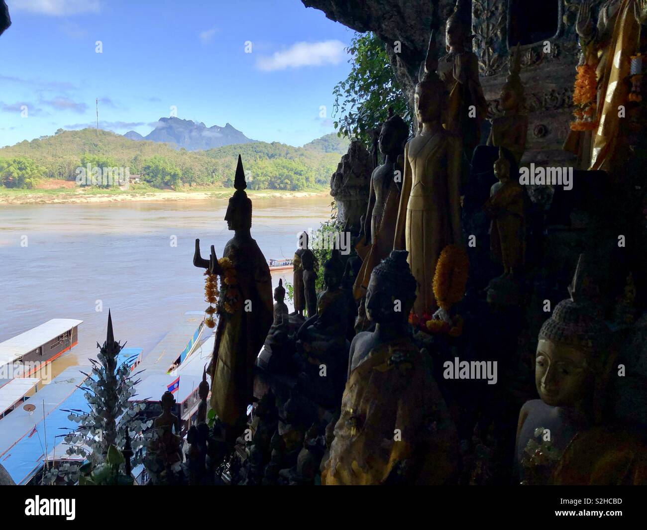 Blick aus dem Buddha Cave Tempel über den Fluss zu Hügeln von Pak Ou in Laos. - Smartphone-aufgenommenes Stockfoto