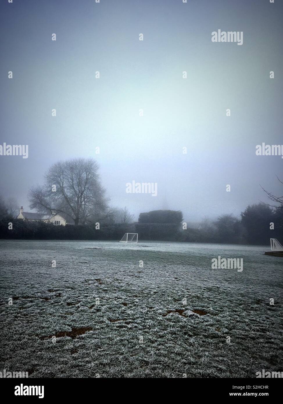 Blick über eine Schule Wettbewerbsbedingungen im Winter. - Smartphone-aufgenommenes Stockfoto