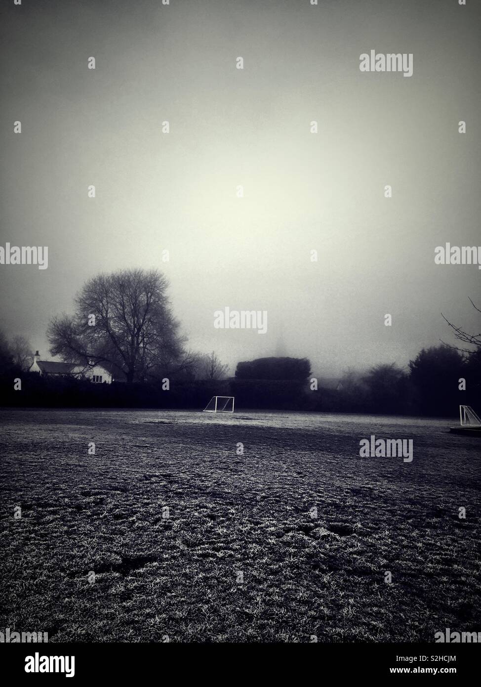 Blick über eine Schule Wettbewerbsbedingungen im Winter. - Smartphone-aufgenommenes Stockfoto