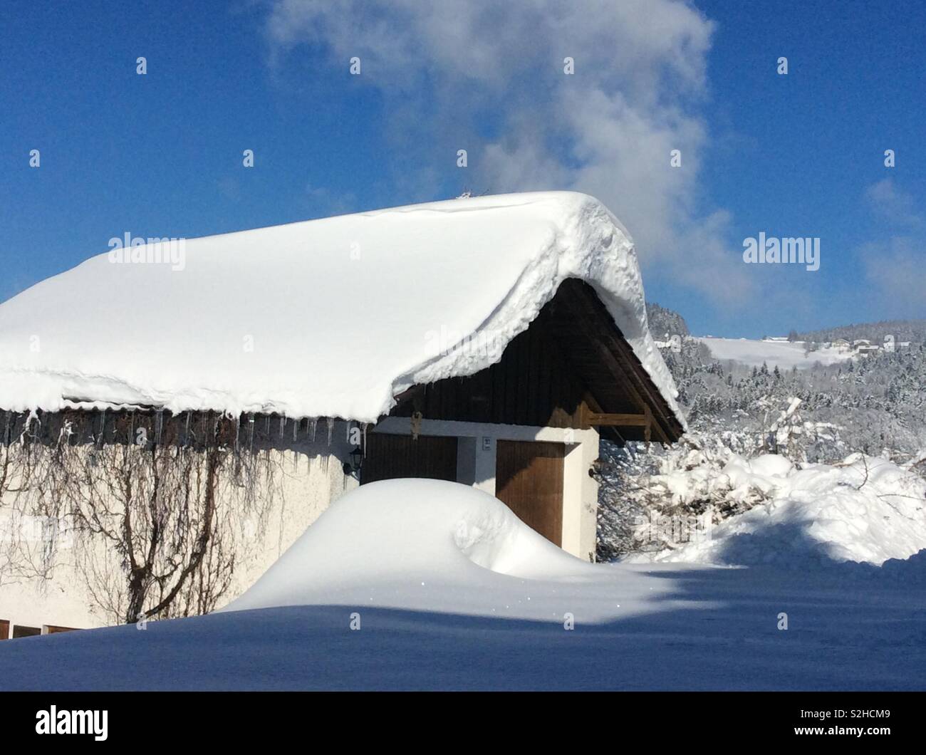 Lammertal, Garage Gebäude durch eine Menge Schnee, Deggendorf, Bayern, Deutschland, Europa Stockfoto