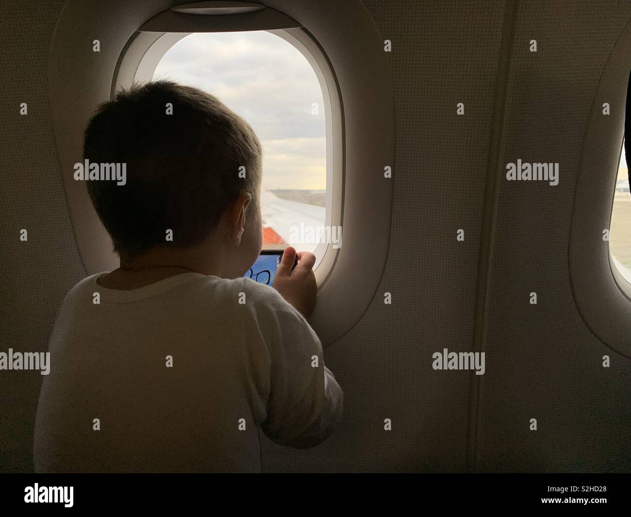 Kinder in Flugzeugen Stockfoto