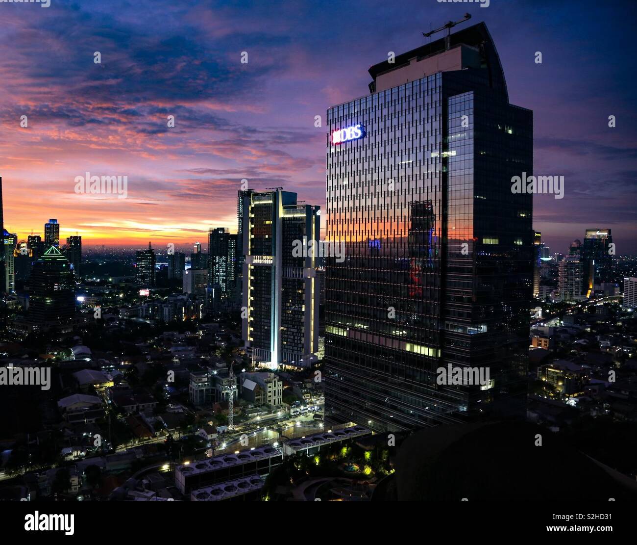 Bunte Jakarta Sonnenuntergang. Fantastische Farben am Himmel zeigen die Stadt Stockfoto