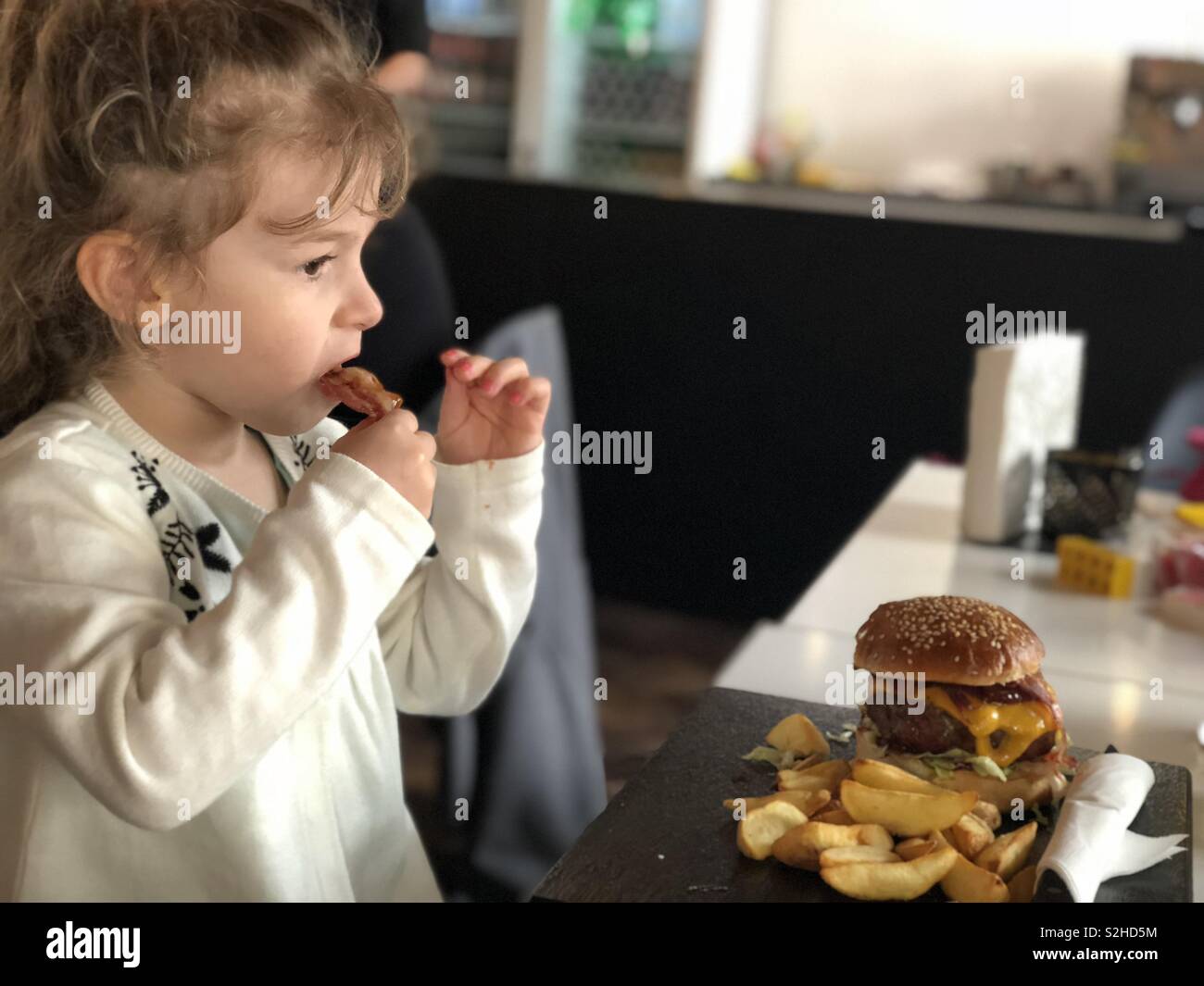 Kinder Burger essen Stockfoto