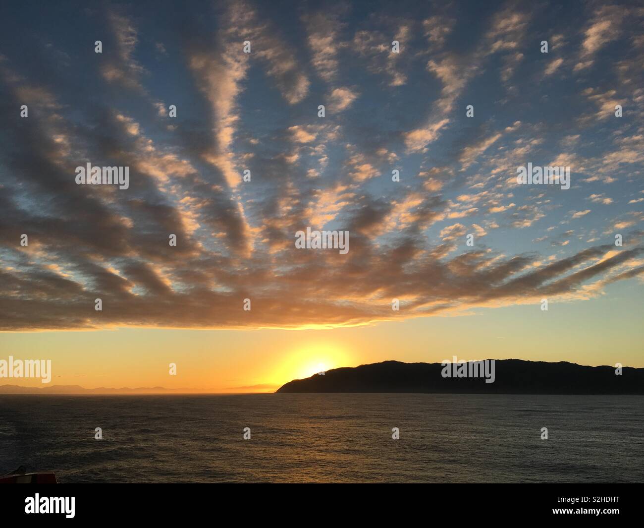 Sonnenuntergang mit interessante Wolkenbildung, aus an Bord einer Fähre zwischen der Nord- und Südinsel von Neuseeland Stockfoto