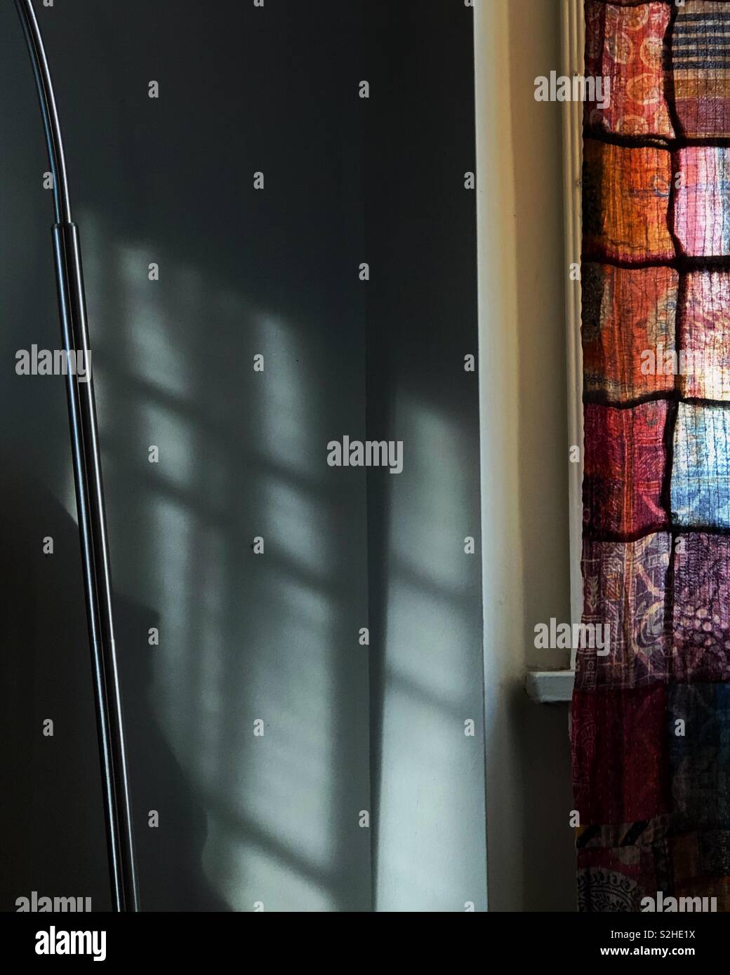 Reflektiert Schatten kriecht über ein Los Angeles Schlafzimmer. Leichte Verschmutzungen in aus einem Fenster auf der anderen Seite des Rahmens. Stockfoto