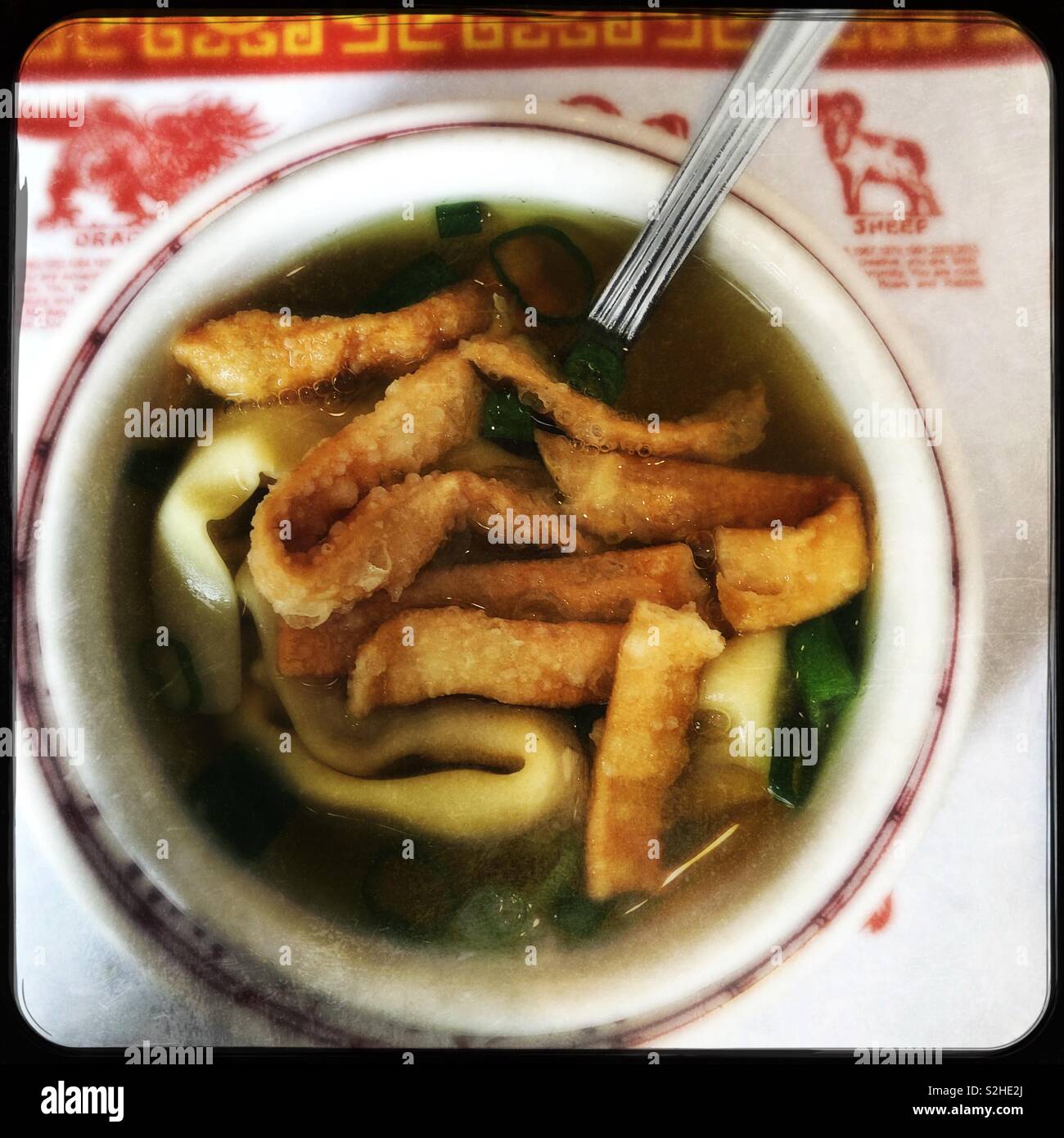 Wonton-Suppe - Smartphone-aufgenommenes Stockfoto
