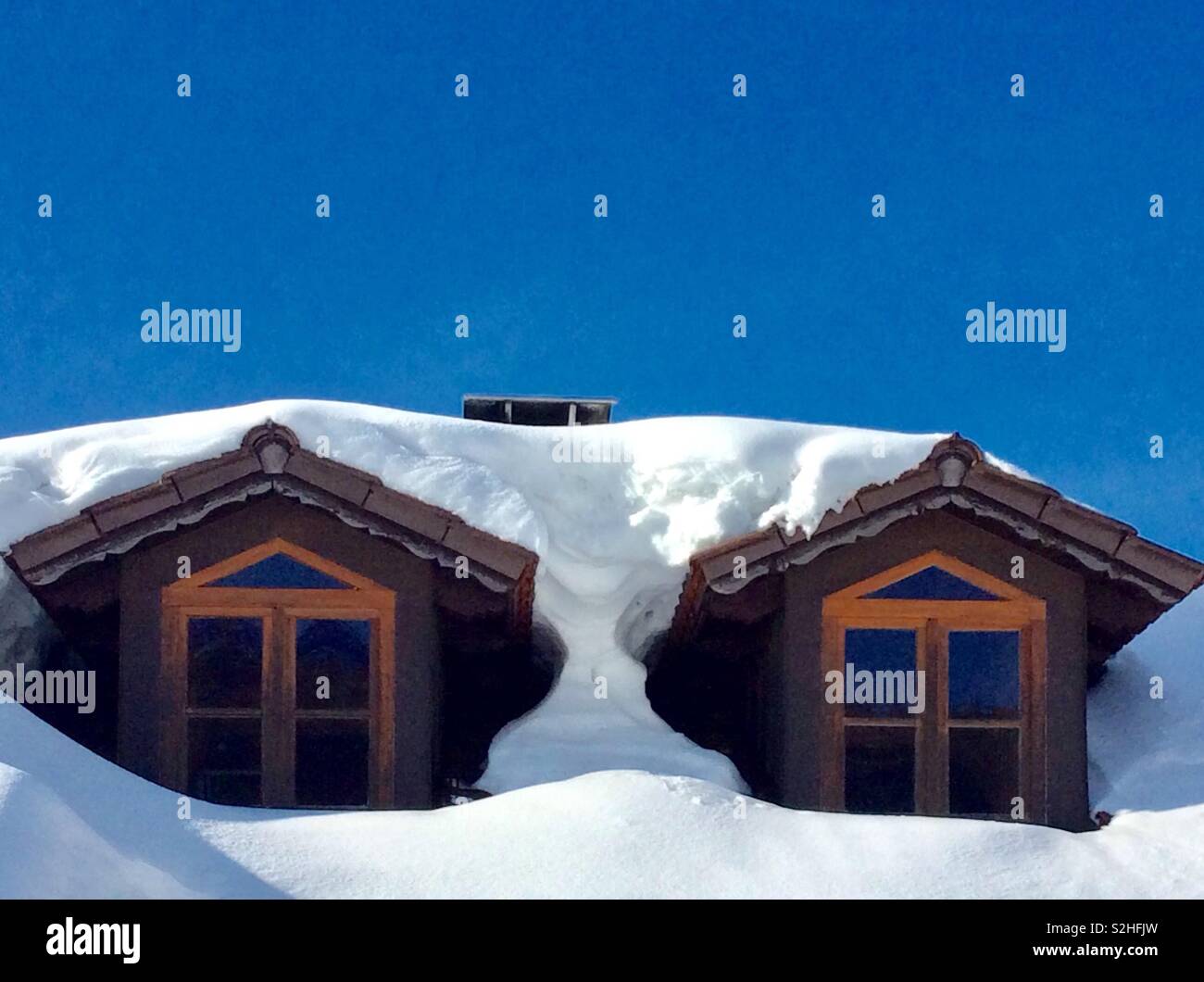 Schwere Last von Schnee auf Dachfenster und das Dach eines historischen Bauernhof, Bayern, Deutschland, Europa Stockfoto