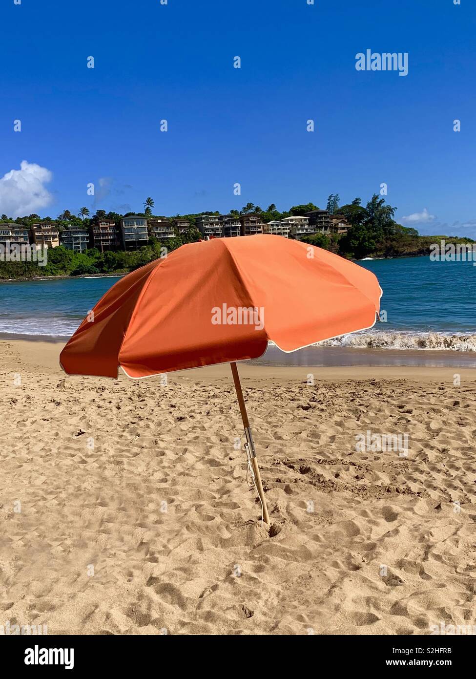 Orange Sonnenschirm am Strand. Stockfoto