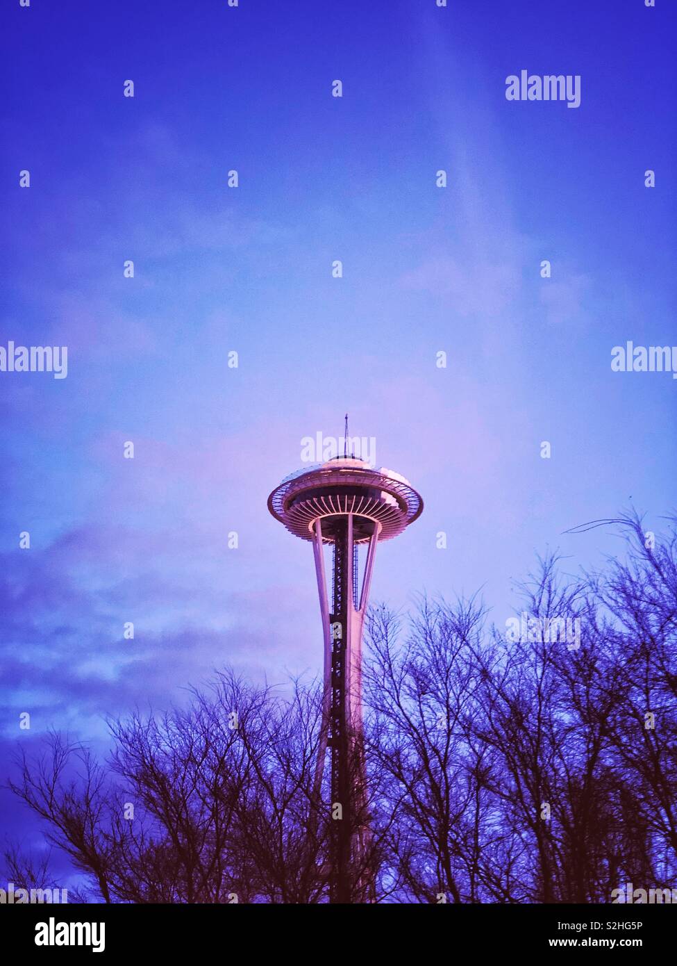 Seattle Space Needle in der Dämmerung - Smartphone-aufgenommenes Stockfoto