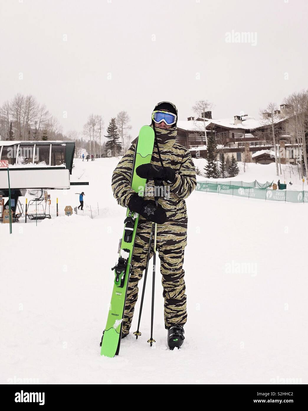 Mann auf Skipisten mit Skiern Stockfoto