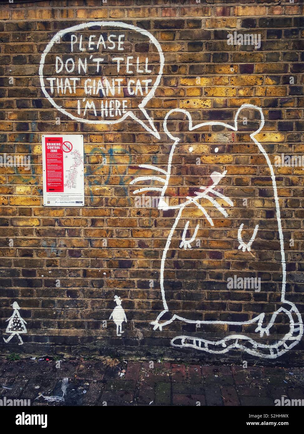 Street Art in der catford Center. Eine Maus ist dargestellt: "Bitte nicht sagen, dass riesige cat Ich bin hier" in London, England Stockfoto