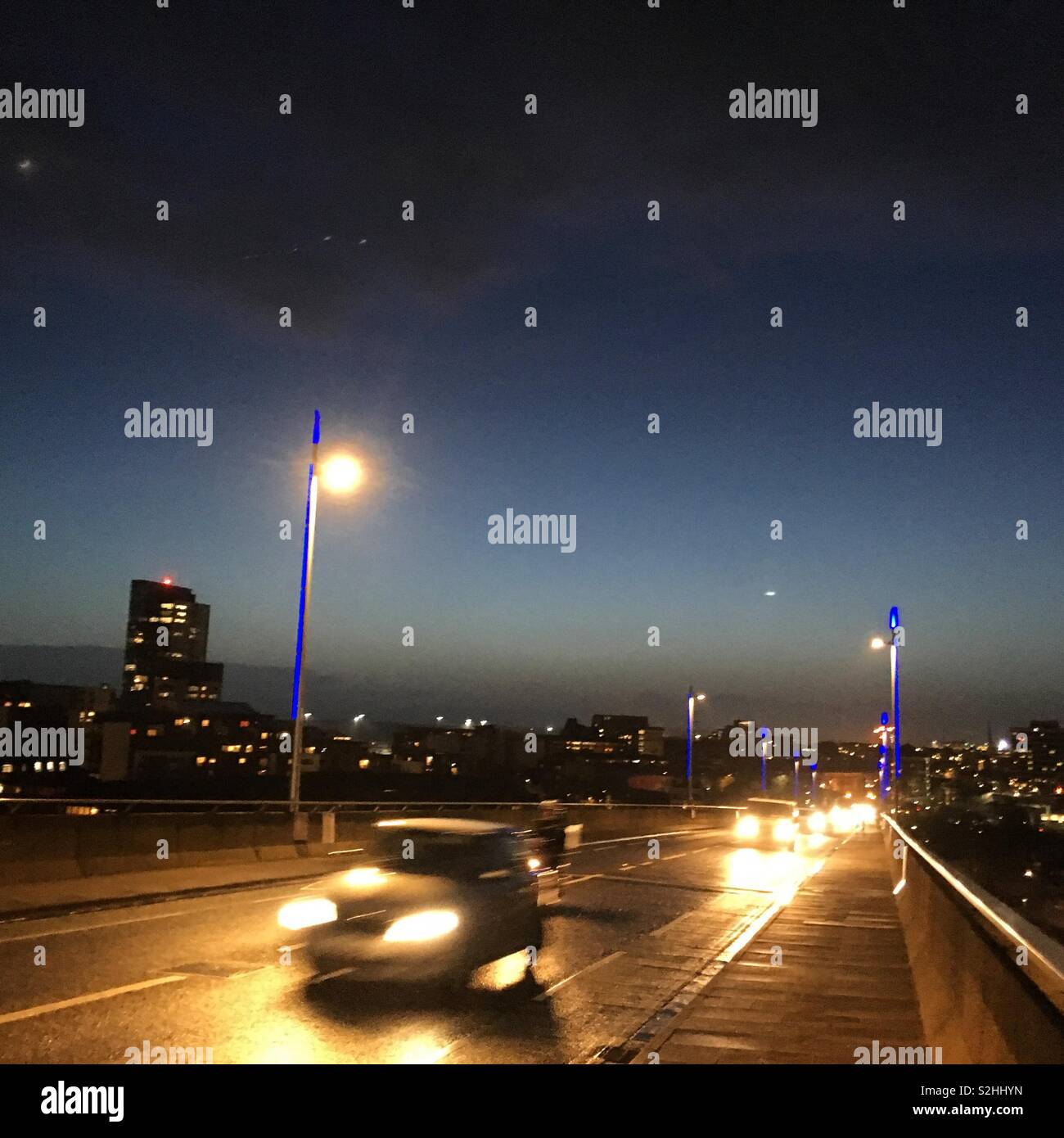 Dunkle Abende sind fast vorbei! Twilight Zyklus pendeln Home Über Itchen Brücke in Southampton Stockfoto