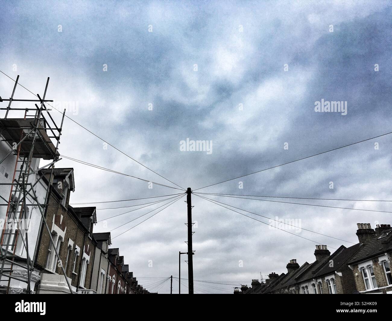 Dächer auf einer Straße in Catford London, England - Smartphone-aufgenommenes Stockfoto