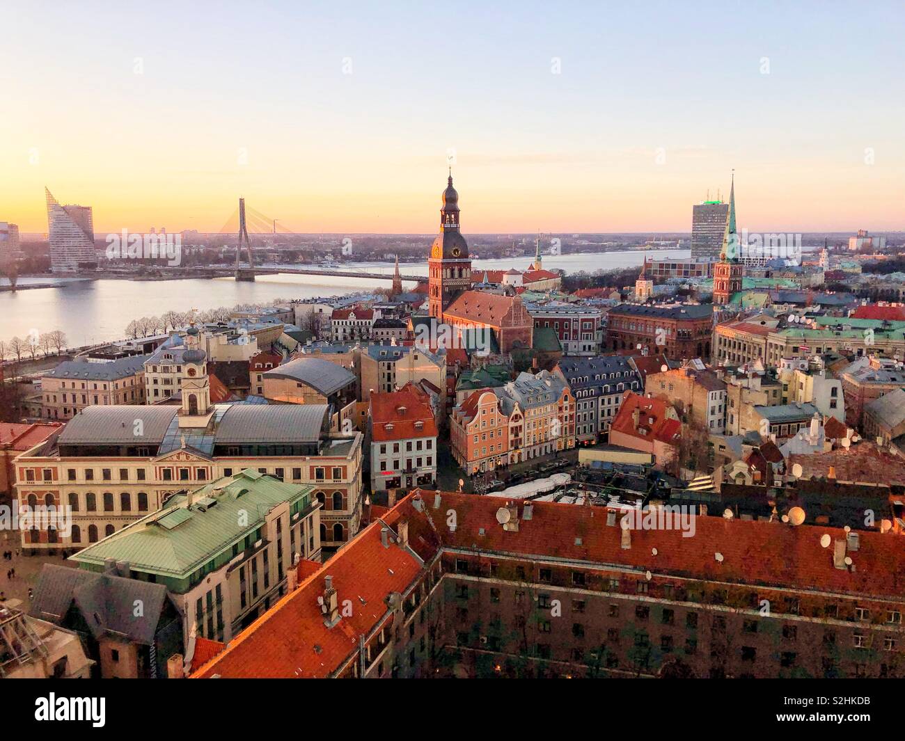 Anzeigen von Riga bei Sonnenuntergang von oben in der Kirche St. Peter - Riga, Lettland Stockfoto