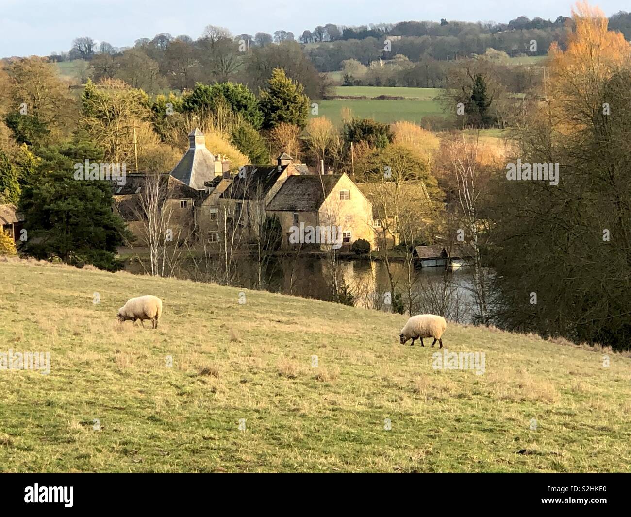 Donnington Brauerei und Mühle, in den Cotswolds, mit Mühle Teich, Schaf mit Untersatz. - Smartphone-aufgenommenes Stockfoto