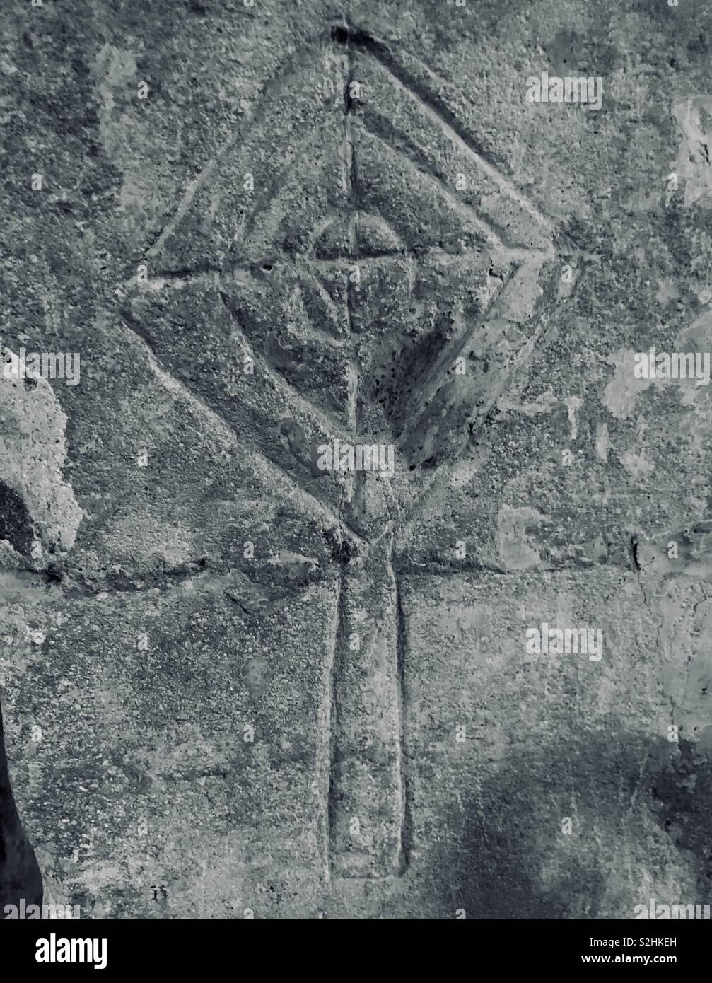 Mittelalterliche Kirche Graffiti eine Weihe Kreuz ausgearbeitet mit einem Netz von Quadraten zu weihen und zu fangen Böse gedacht. Stockfoto