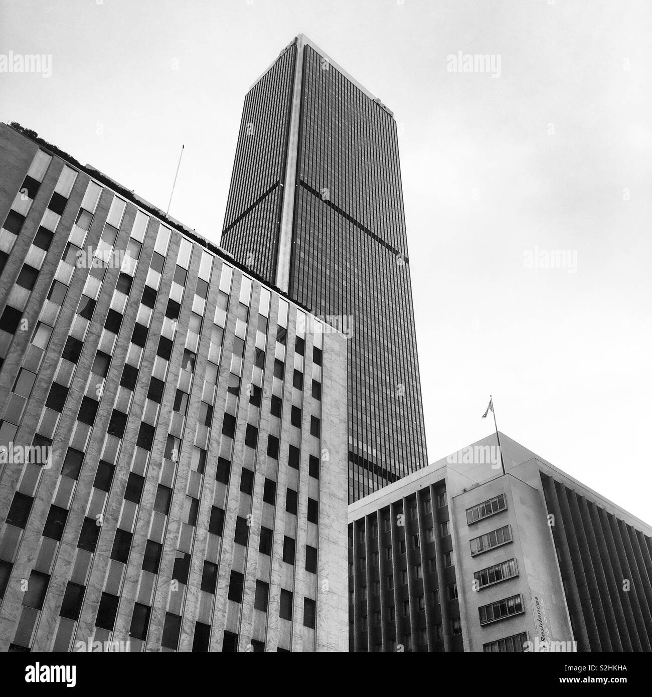 Aon Turm erhebt sich über den benachbarten hohen Gebäuden in der Innenstadt von Los Angeles. Schwarz und Weiß Stockfoto