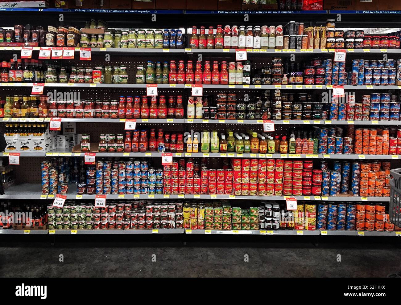 Heiße Soße im Supermarkt Stockfoto