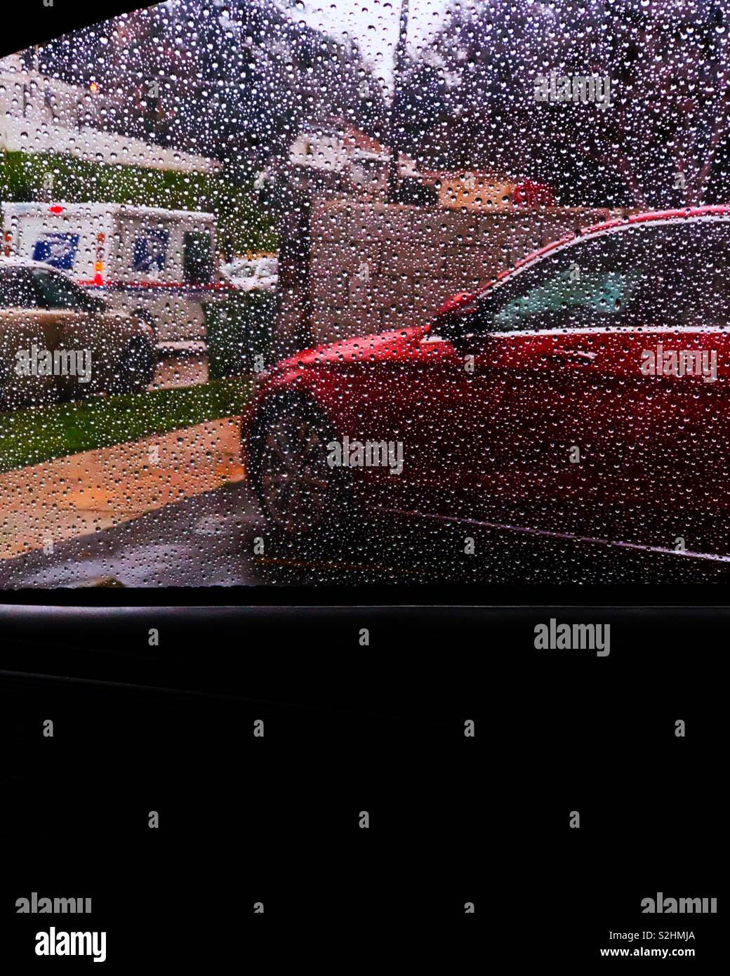 Regnerischen Tag in Los Angeles. Regentropfen sammeln auf der Windschutzscheibe des Autos. Stockfoto