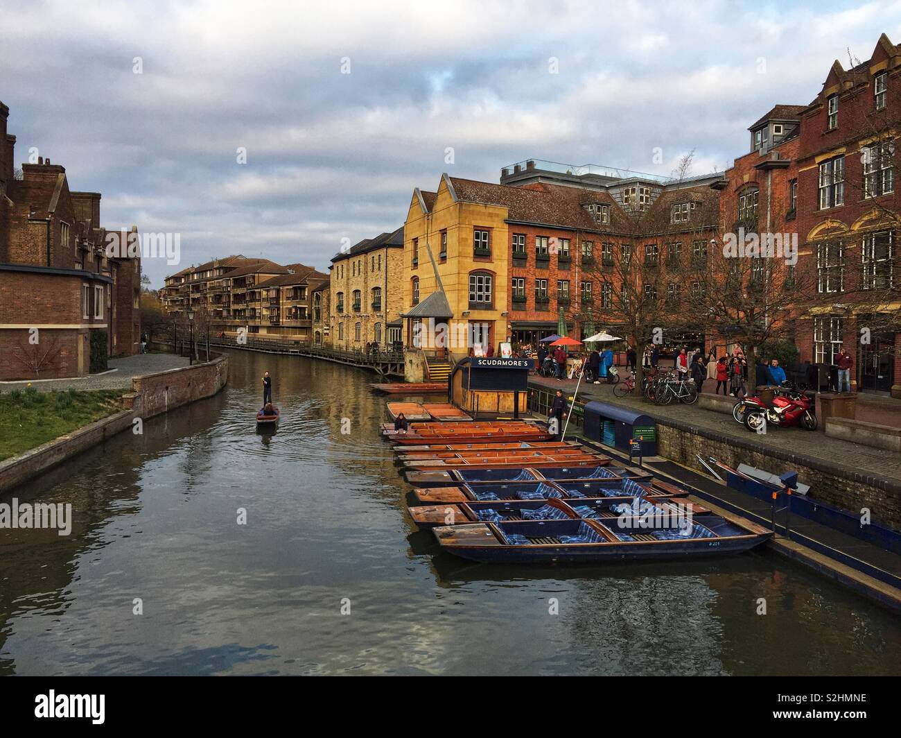 Punting auf dem Fluss Cam in der historischen Universitätsstadt Cambridge, Großbritannien - Smartphone-aufgenommenes Stockfoto