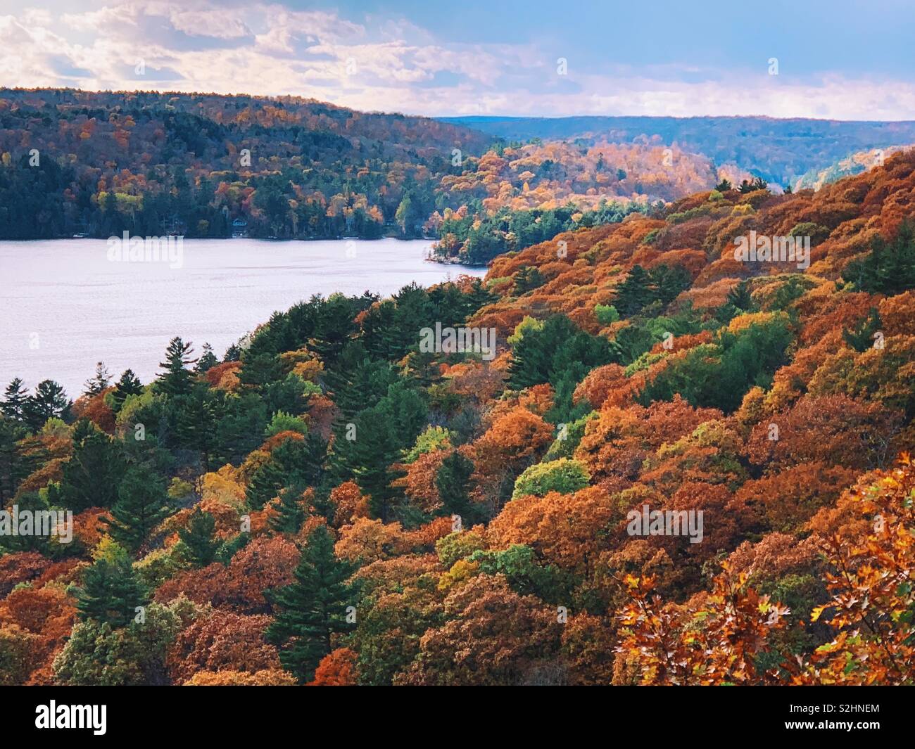Brillante Bronze, Gold und orange Farben des Herbstes Surround See von Buchten im Norden von Ontario, Kanada. Herbst 2018 Stockfoto