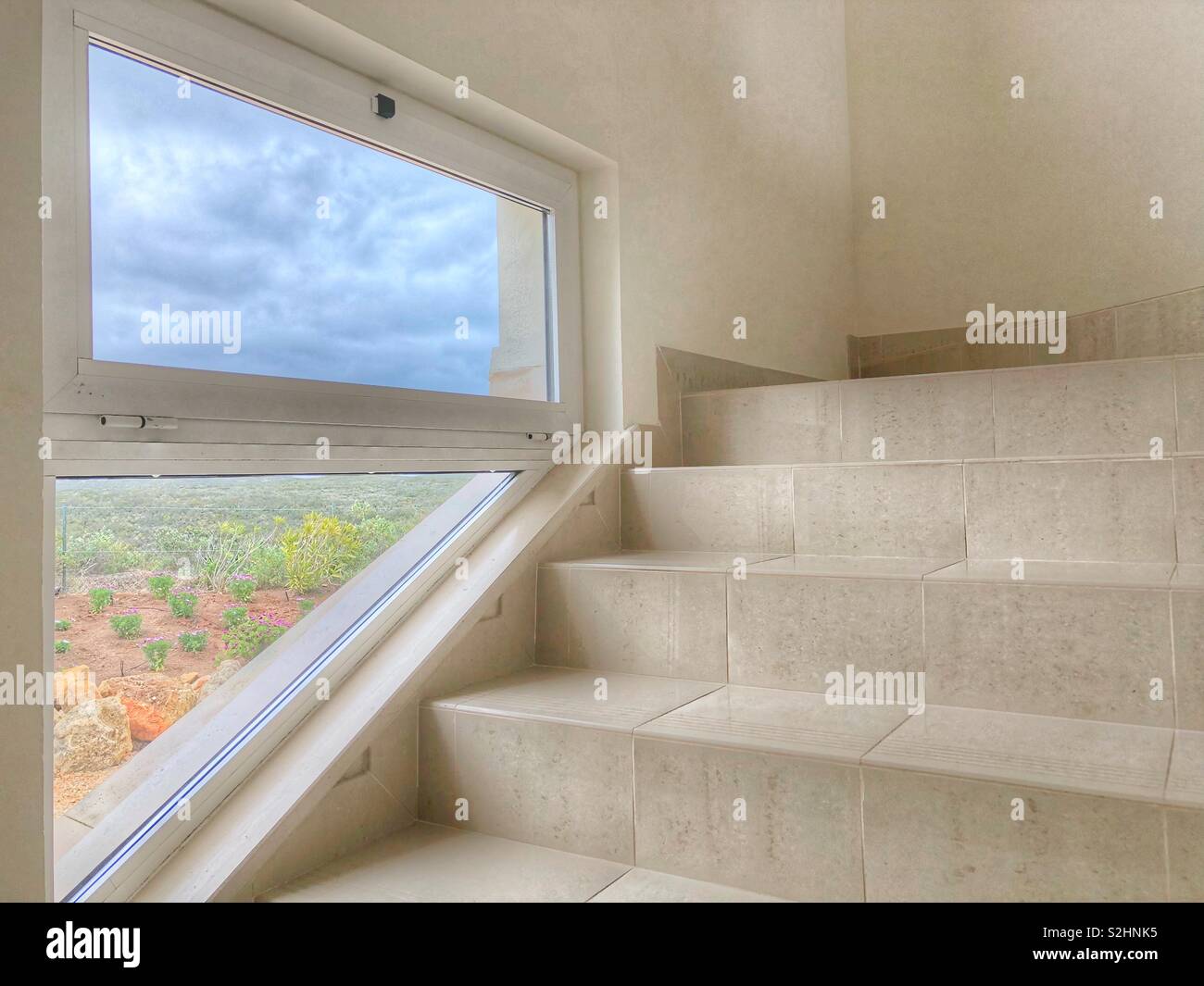 Blick durch Fenster - Smartphone-aufgenommenes Stockfoto