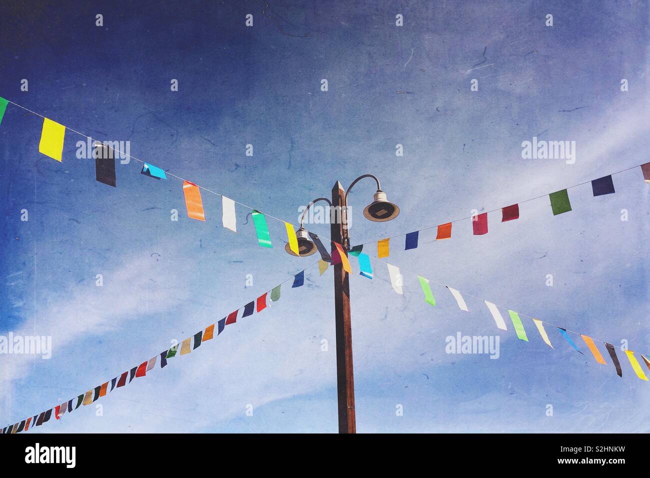 Bunte Karneval bunting Dekorationen gegen den blauen Himmel - Smartphone-aufgenommenes Stockfoto