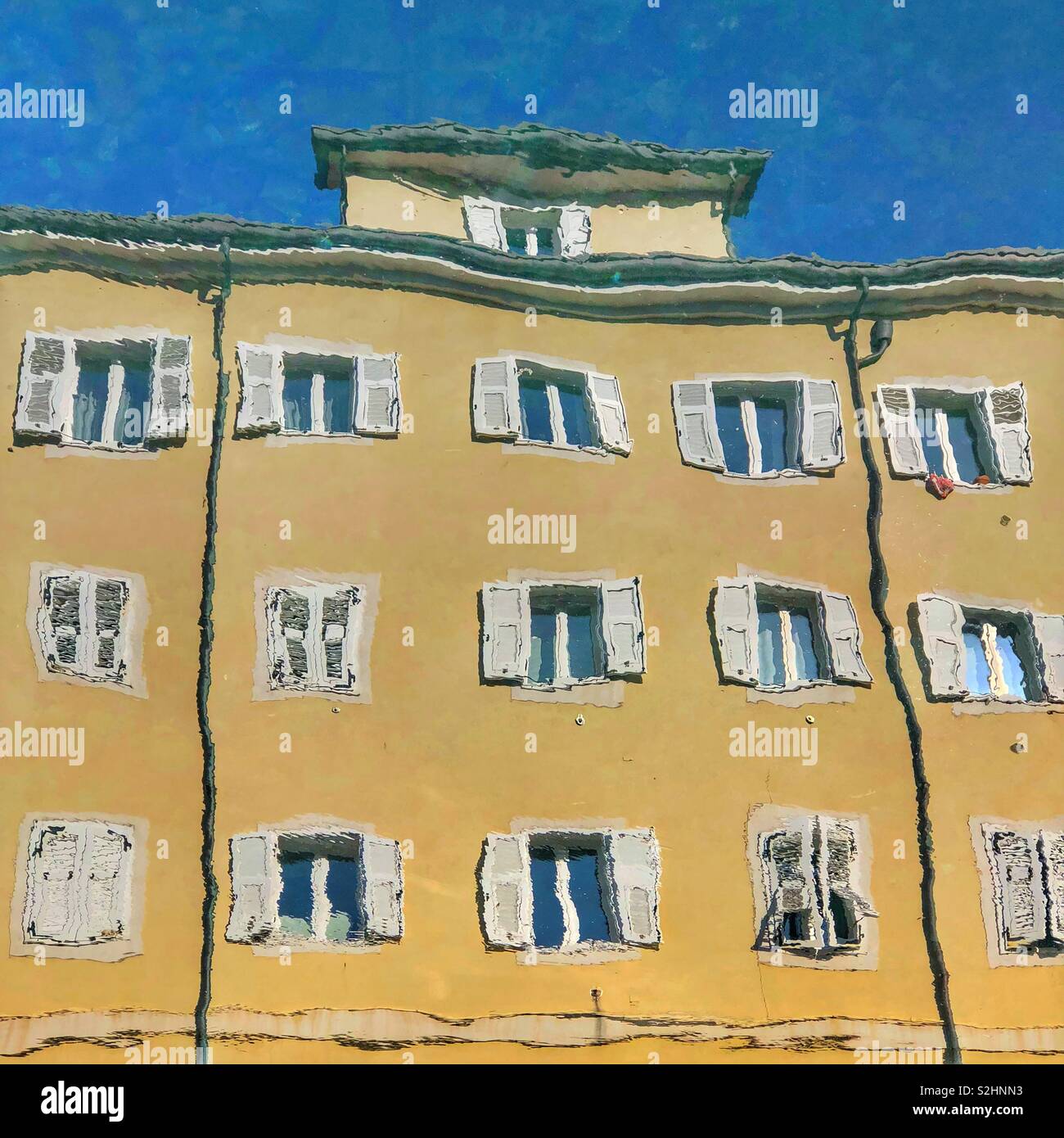 Reflexionen eines Gebäudes im Wasser - Muggia, Italien - Smartphone-aufgenommenes Stockfoto