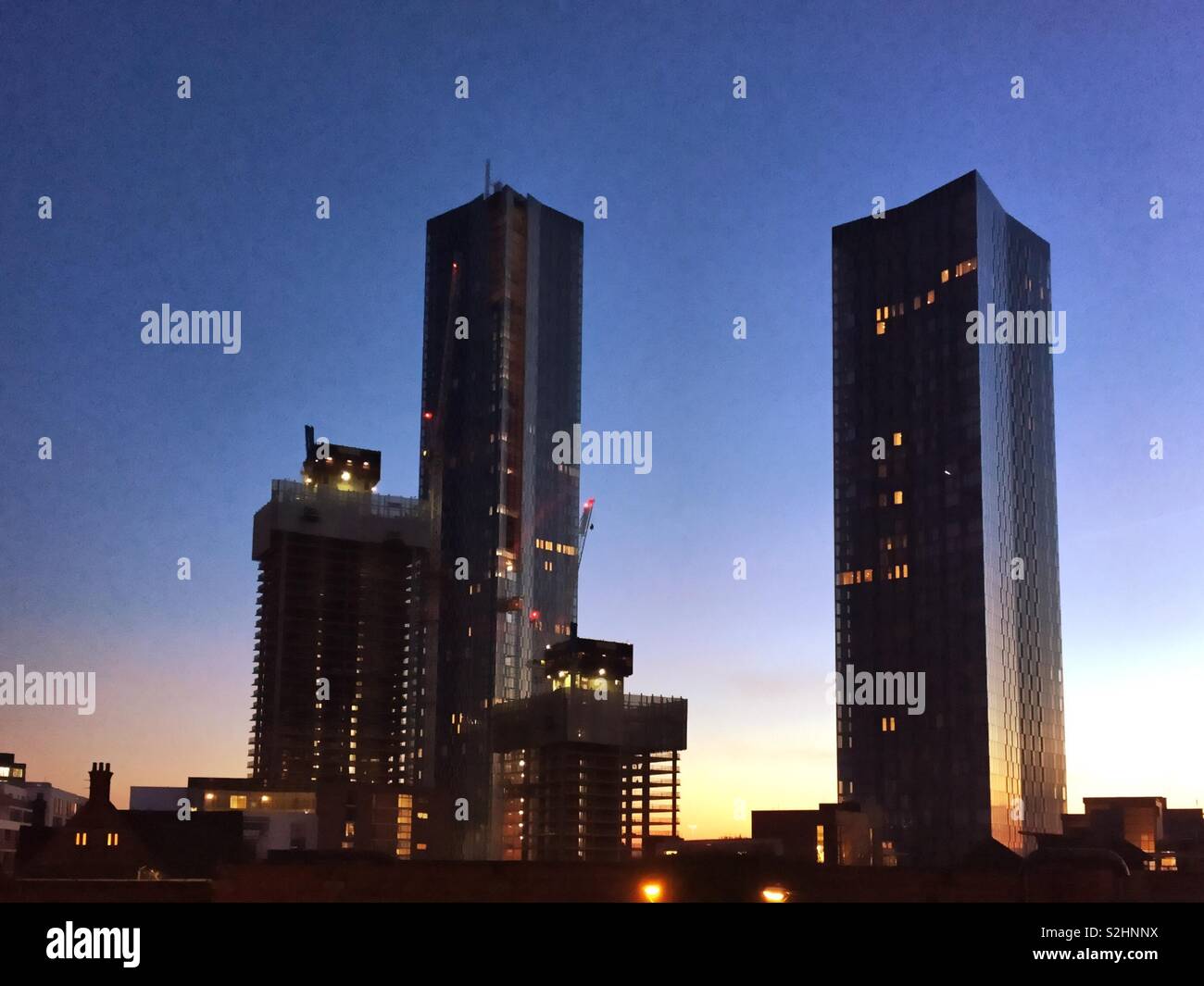 Manchester die Skyline in der Dämmerung. Wolkenkratzer in Deansgate entfernt. Stockfoto