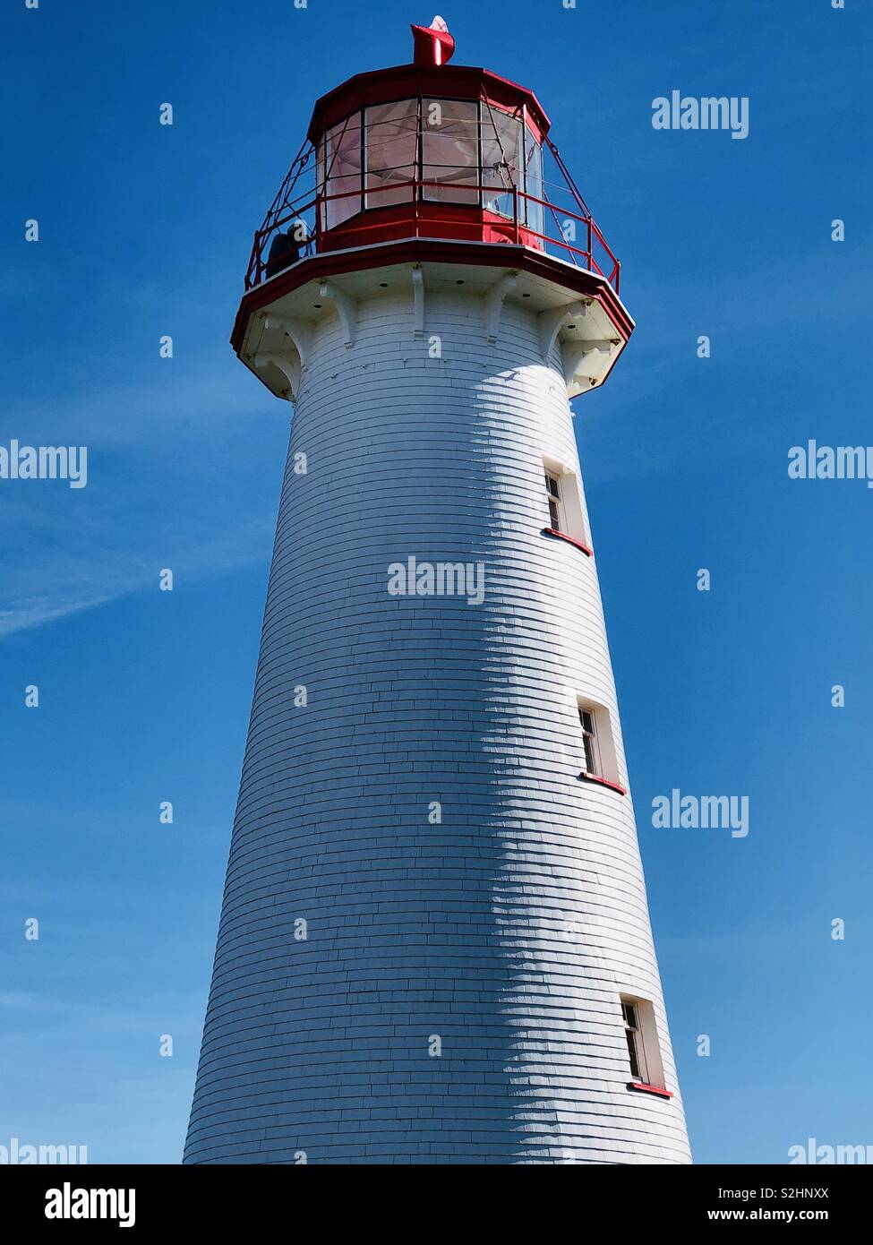 Leuchtturm gegen den blauen Himmel Stockfoto