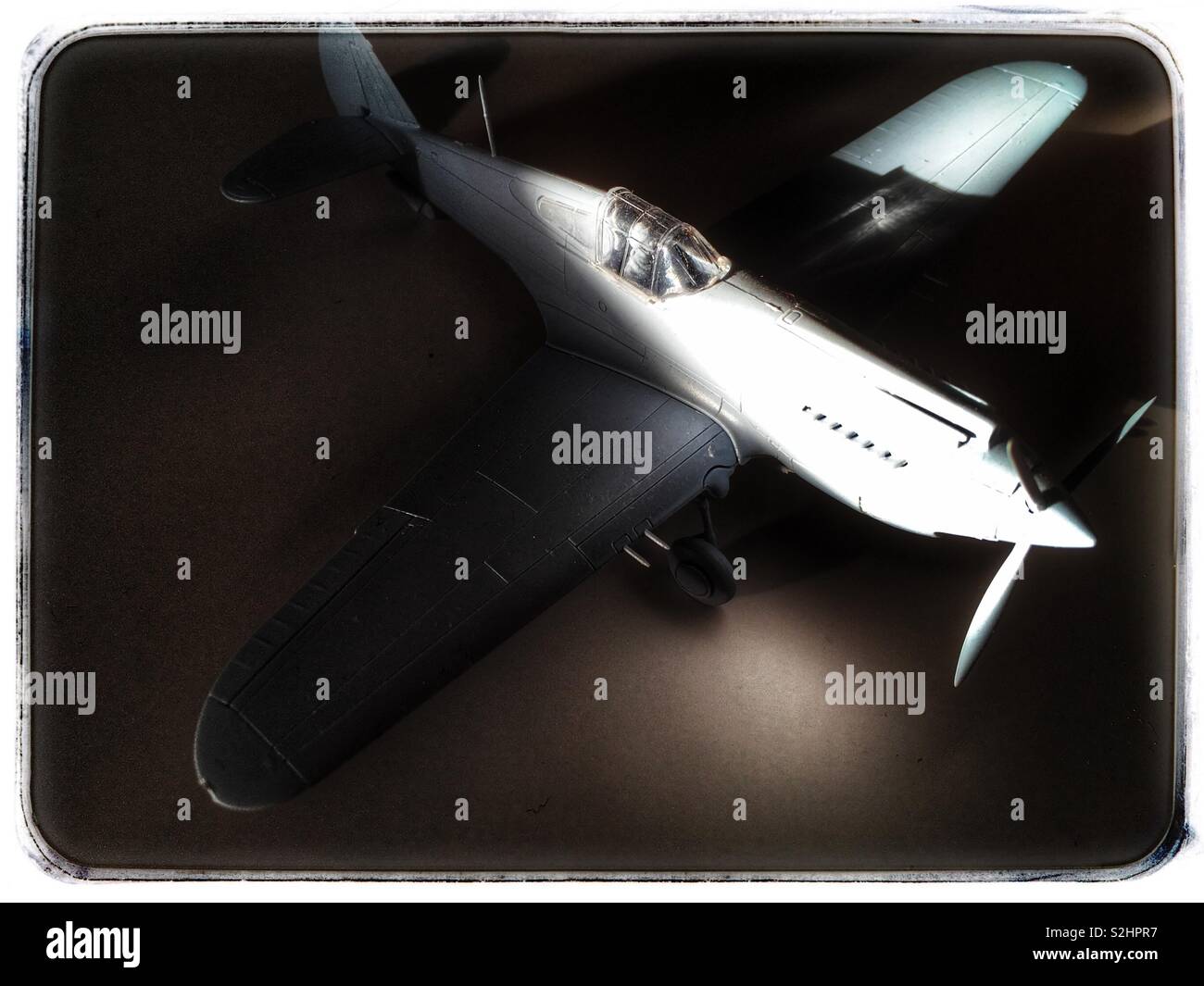 Italeri 1/76 Curtiss Tomahawk Weltkrieg zwei Modell Flugzeuge - Smartphone-aufgenommenes Stockfoto