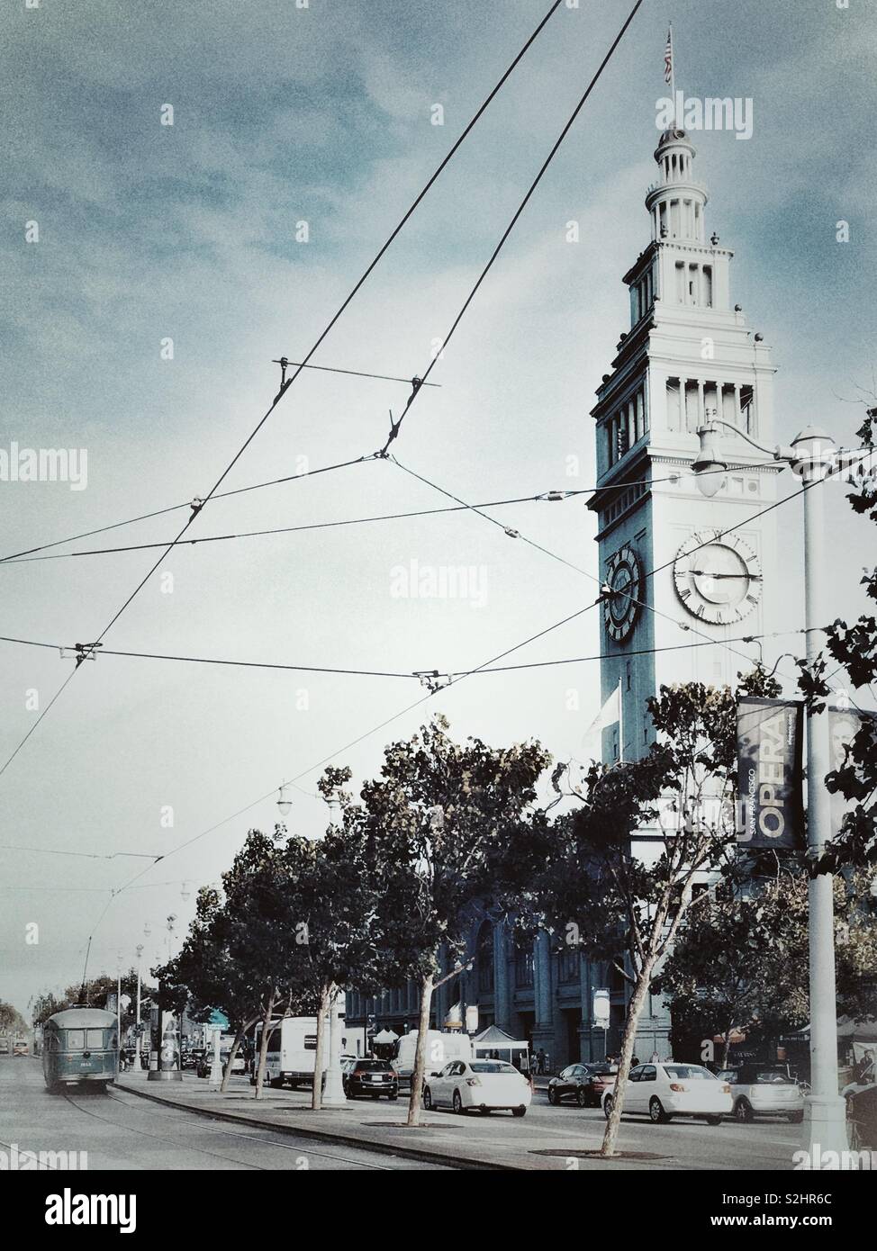 Eine Straßenbahn außerhalb des San Francisco Ferry Building Stockfoto