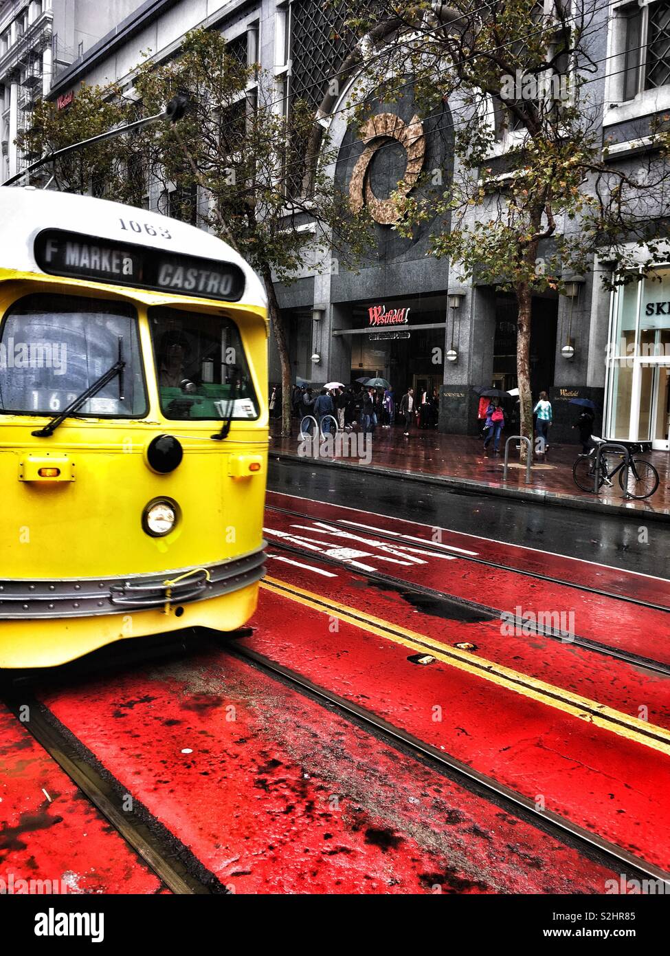 Gelbe Tram auf einem roten Straße auf der Market Street, San Francisco Stockfoto