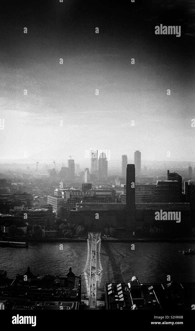 Millennium Bridge über die Themse in der Tate Modern Stockfoto