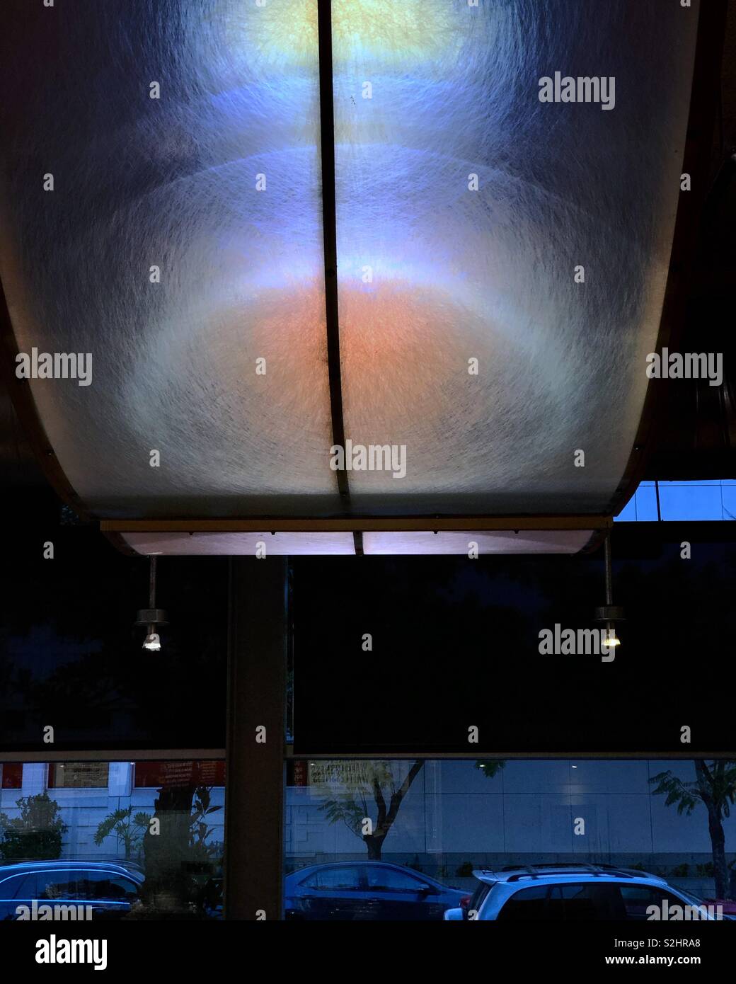 Das stilvolle Restaurant Beleuchtungskörper hängt von der Decke. Stockfoto