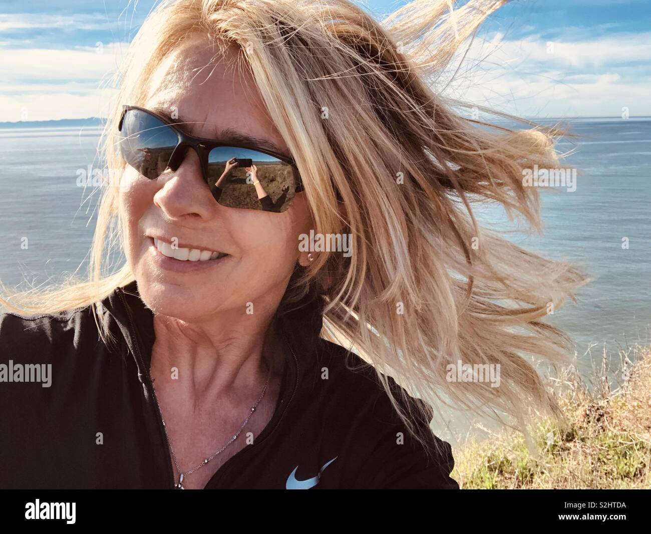 Windswept jog in Kalifornien durch den Ozean Stockfoto