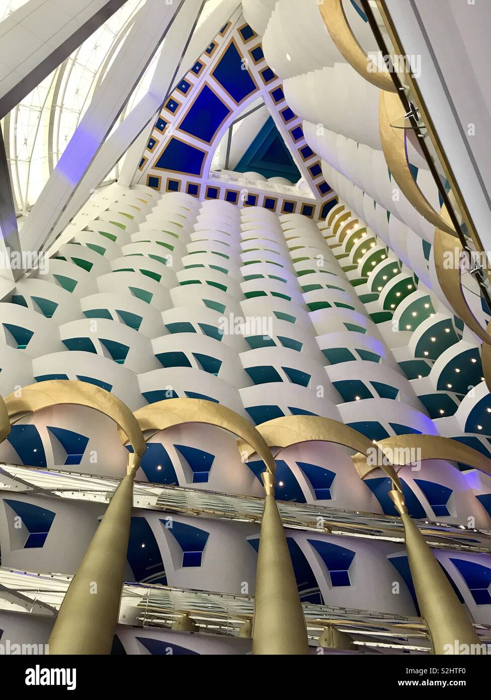 Atrium in Burj al Arab - Smartphone-aufgenommenes Stockfoto