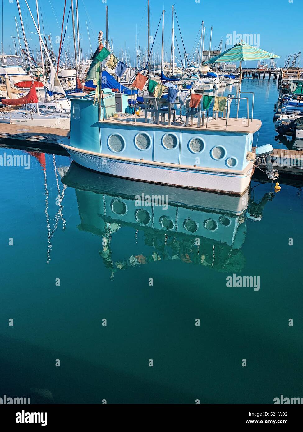 Adorable kleine blaue Haus Boot (Tug Boat?) an den Hafen von Santa Barbara, Kalifornien - Smartphone-aufgenommenes Stockfoto