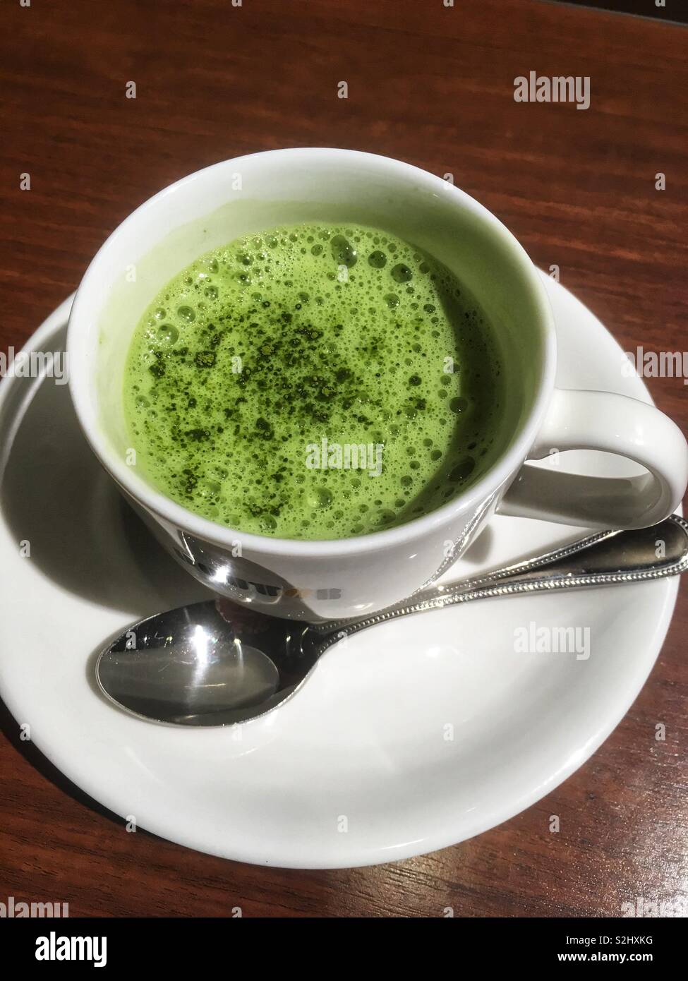 Eine Schale Matcha Latte Stockfoto