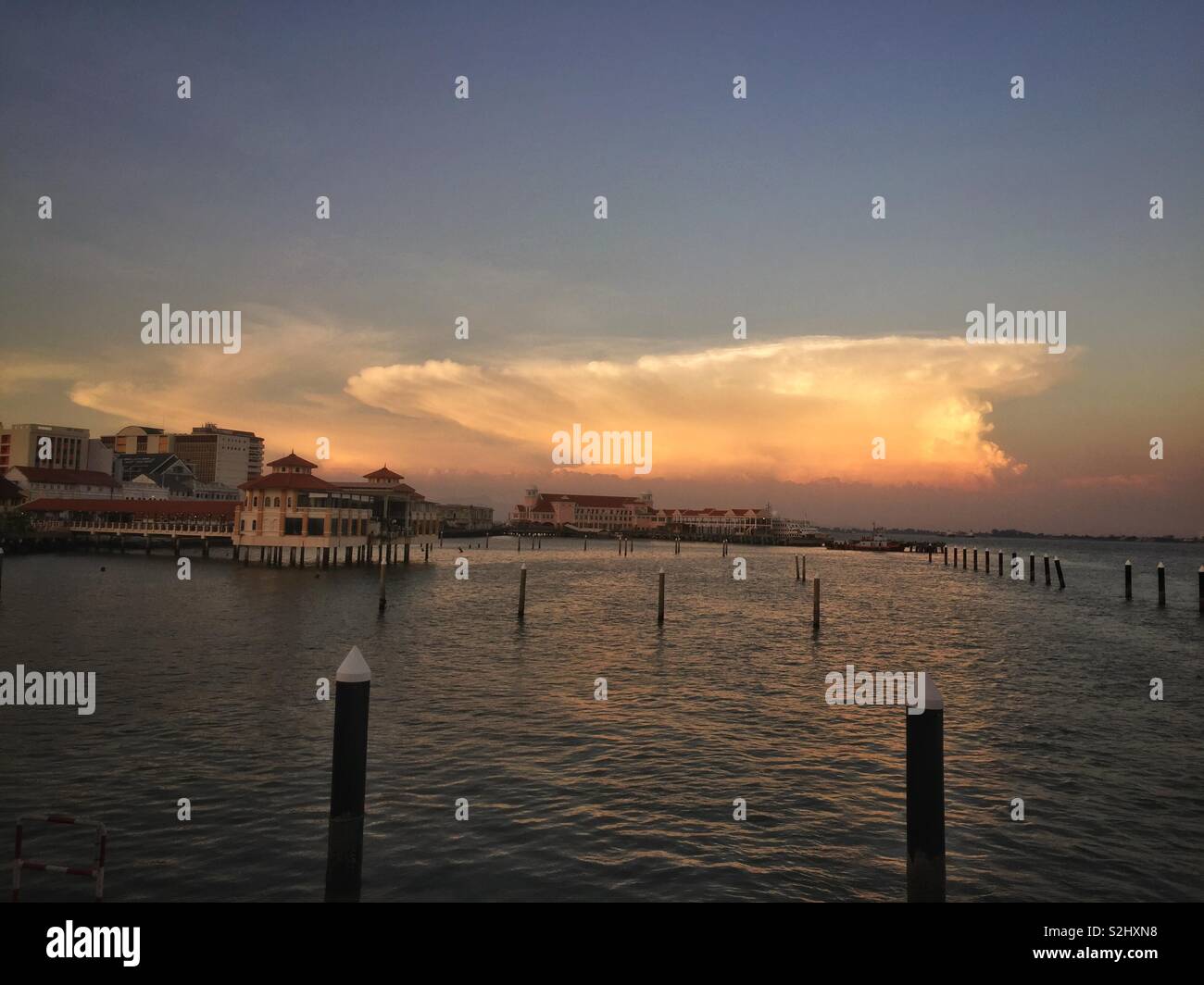 Türme von Wolken über den Fährhafen in Penang Insel. - Smartphone-aufgenommenes Stockfoto