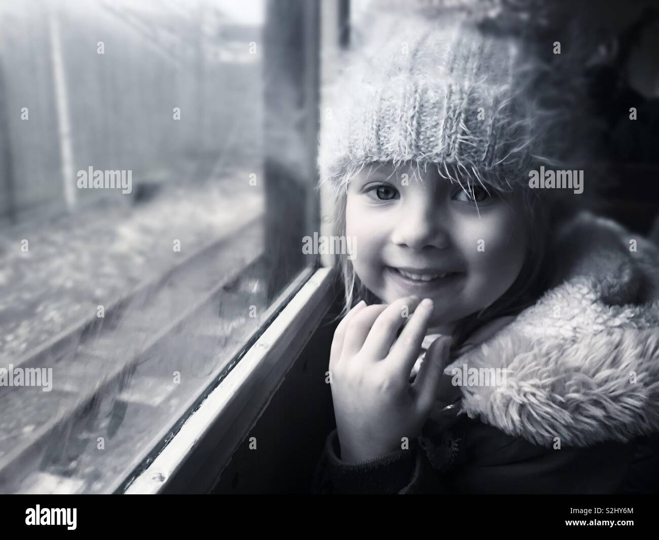 Süße kleine auf Zug Stockfoto