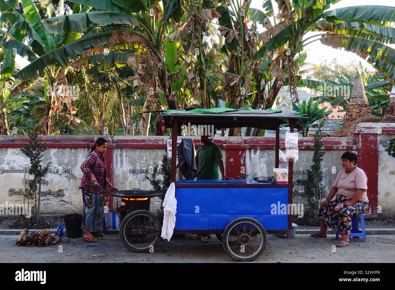Impressionen der Burmesischen alltäglichen Leben auf der Straße: kleine Anbieter in einer Seitenstraße unter ein Dach von Palm Blätter Stockfoto